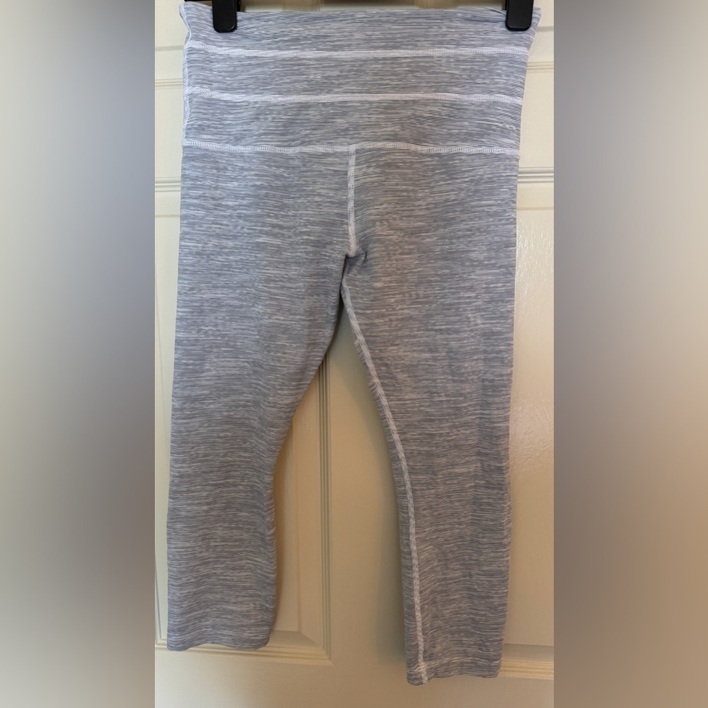 Lorna Jane High Rise Crop Leggings Gray White Stripe Medium Athleisure Workout